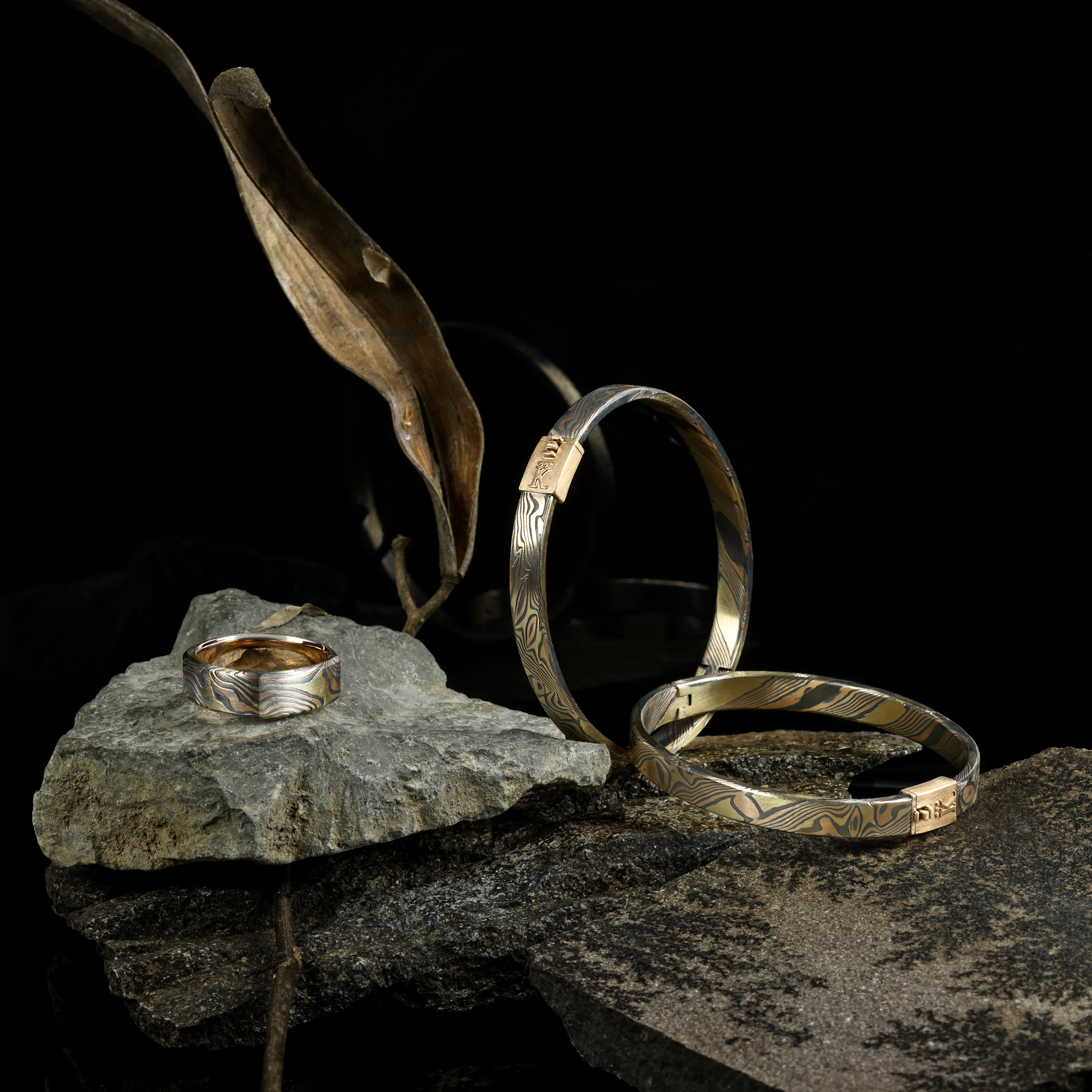 Jewellery in a combination of red gold, yellow gold and silver